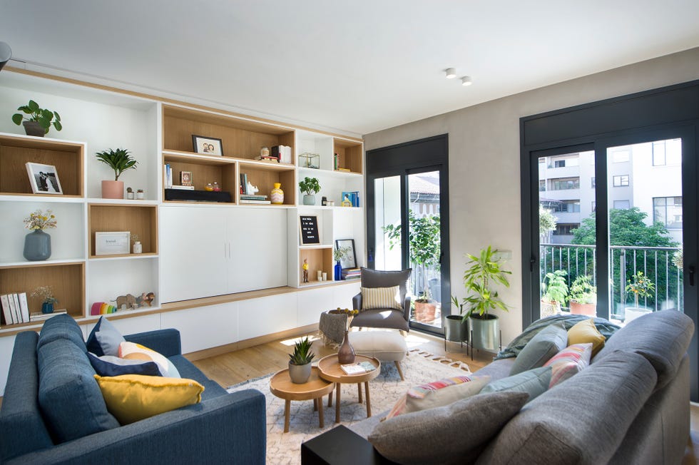 Salón con estantería abierta de madera y color blanco