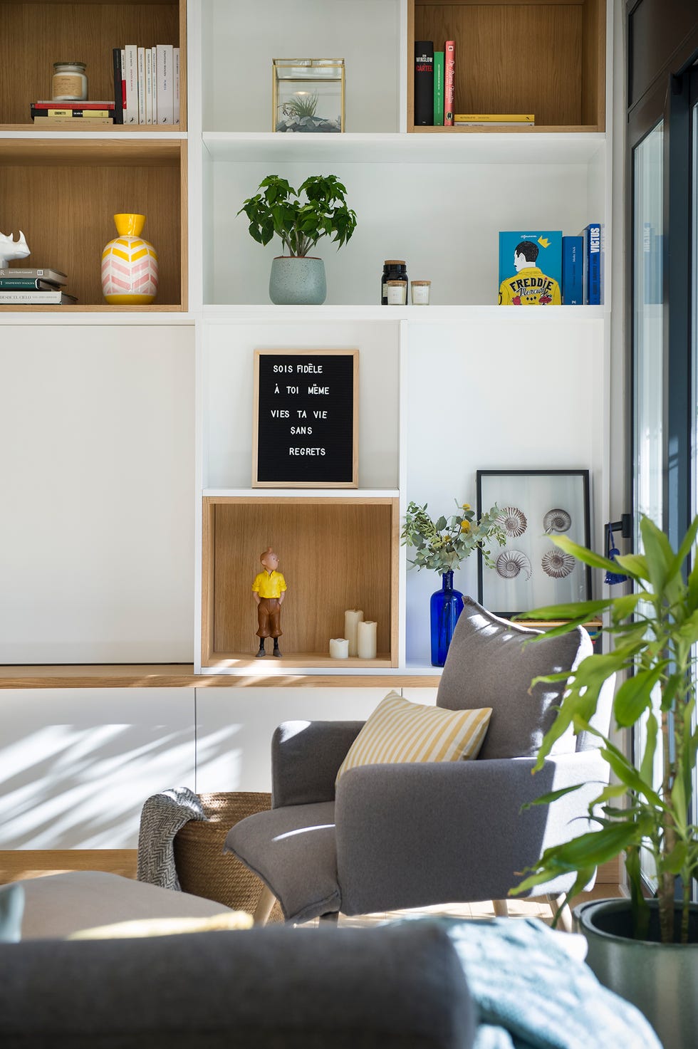 Estantería abierta compuesta a base de cubos de madera y color blanco