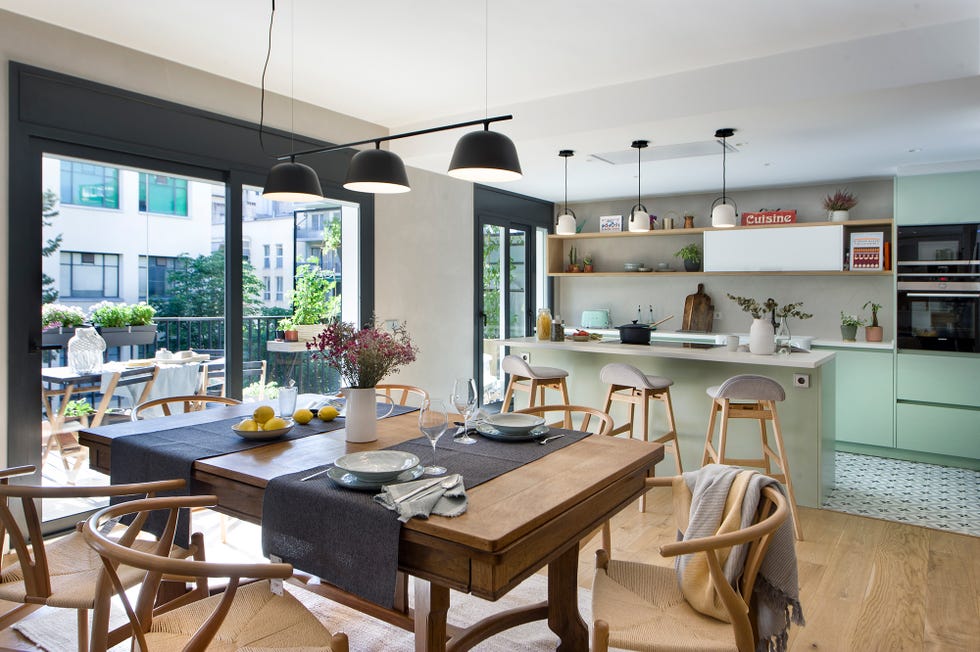 Comedor y cocina con acceso a la terraza a través de puertas correderas