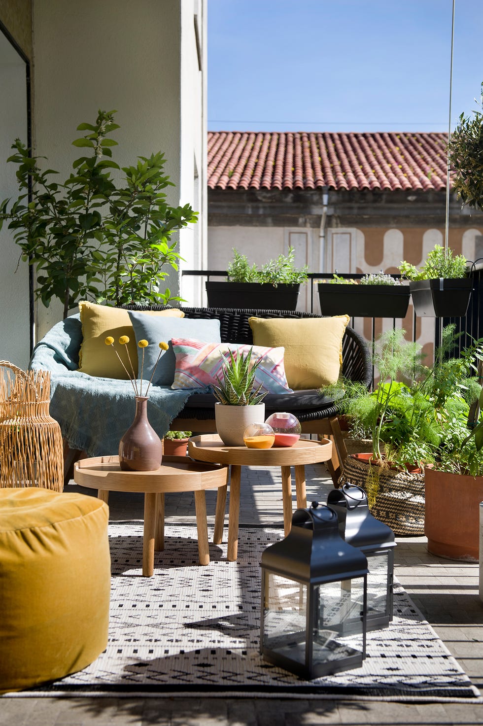 Terraza con zona de asientos de estilo boho a todo color