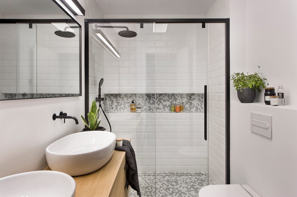 Baño de la suite con ducha de obra y azulejos blancos