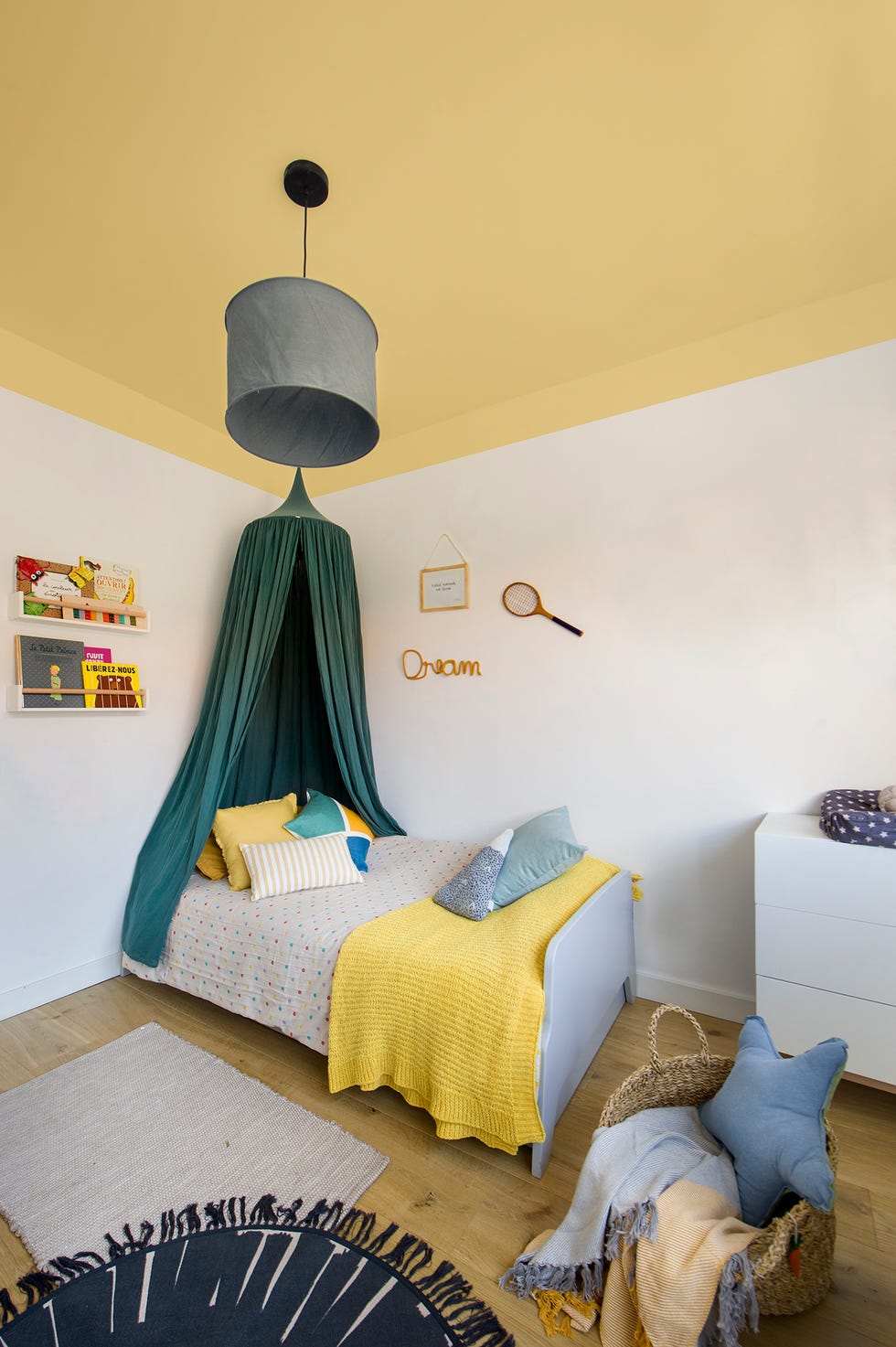 Habitación infantil con cama con dosel de color verde