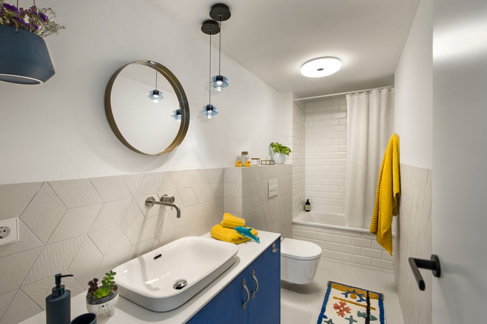 Baño con bañera decorado con azulejos en color beige