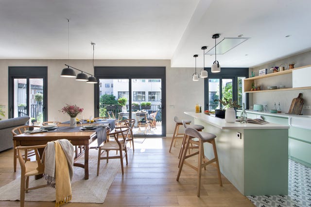 Cocina abierta al comedor y al salón con vistas a la terraza
