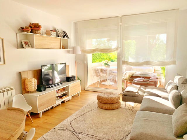 salón comedor decorado con madera, fibras y tonos neutros