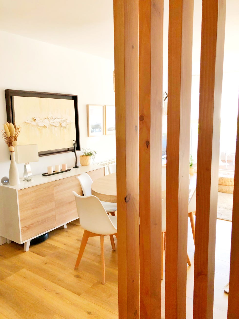 divisor de ambientes de madera en el comedor