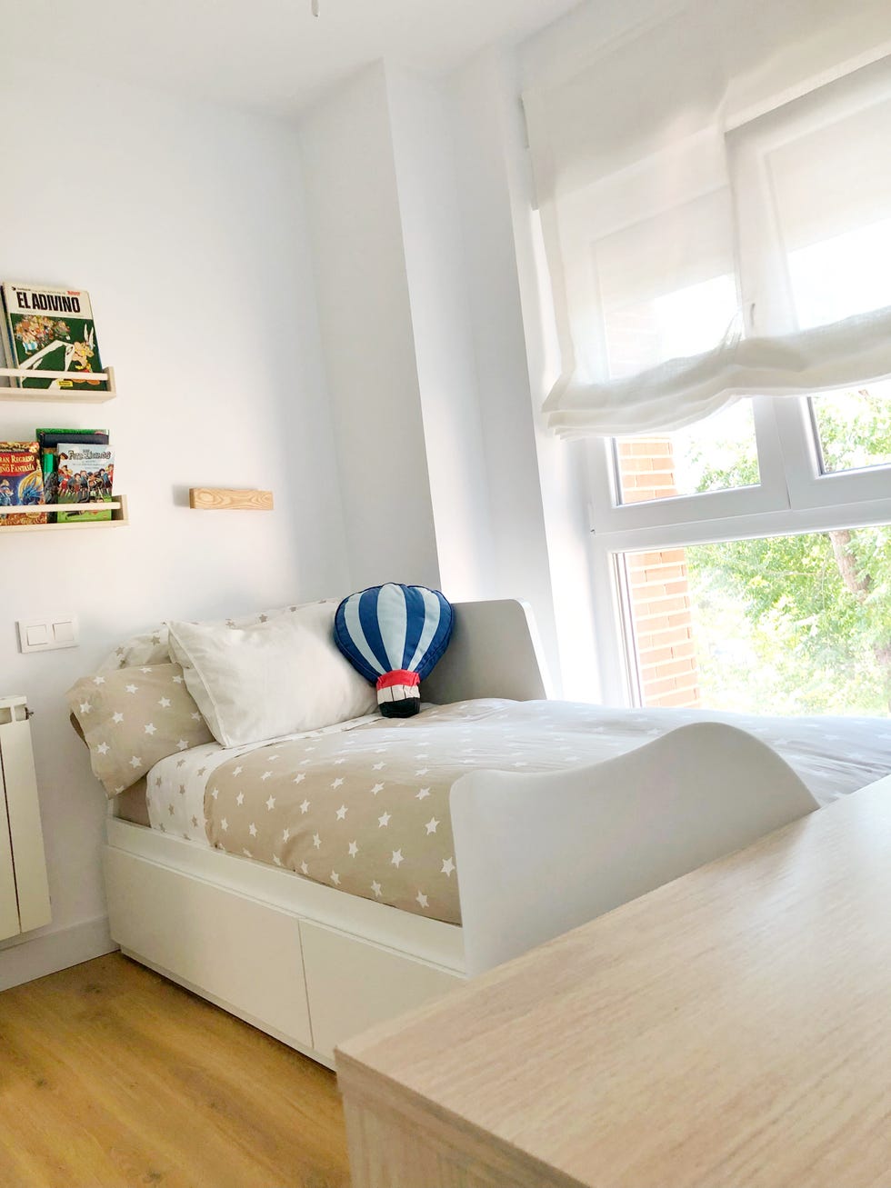 dormitorio infantil de diseño nórdico con muebles blancos y de madera