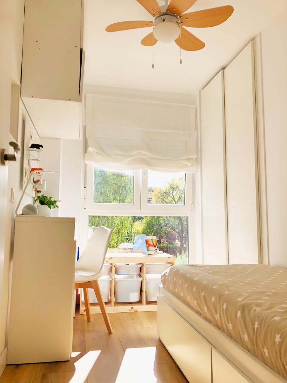dormitorio infantil de diseño nórdico con muebles blancos y de madera