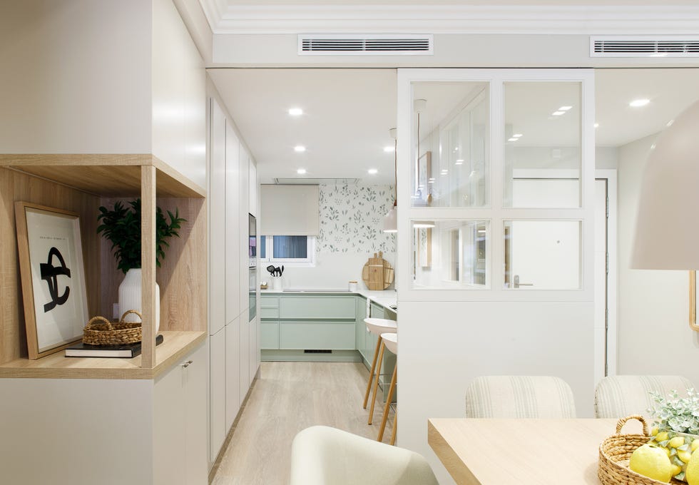 cocina con puerta corredera blanca con cristal