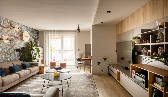 salón de diseño moderno decorado con madera y tonos tierra