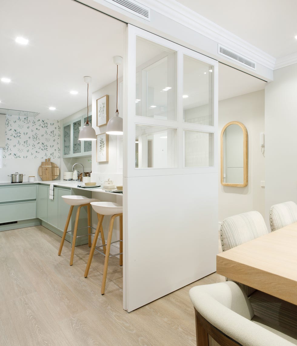 cocina con puerta corredera blanca con cristal