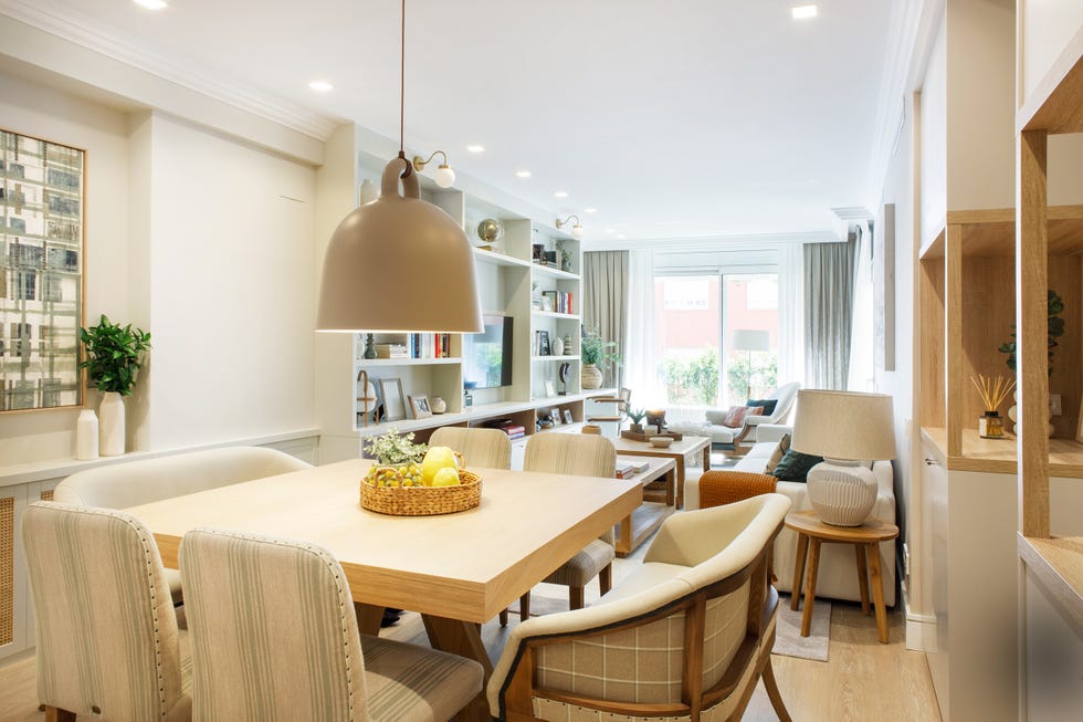 comedor con mesa de madera y sillas tapizadas