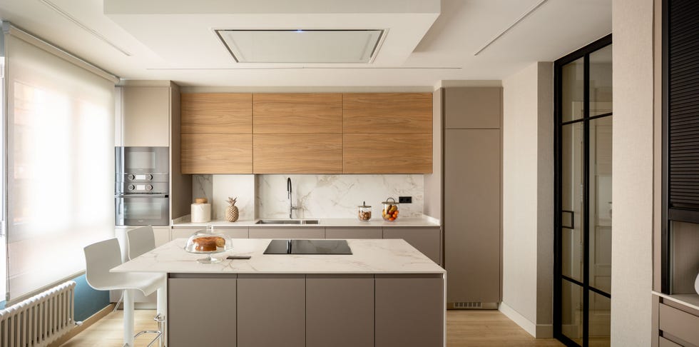 cocina con isla y frentes que combinan el color topo y la madera