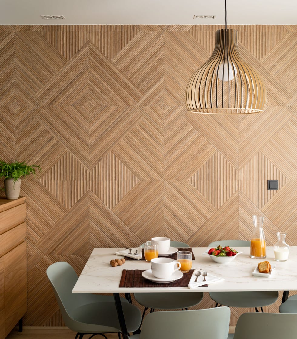 revestimiento de azulejos efecto madera con diseño geométrico en la pared del office
