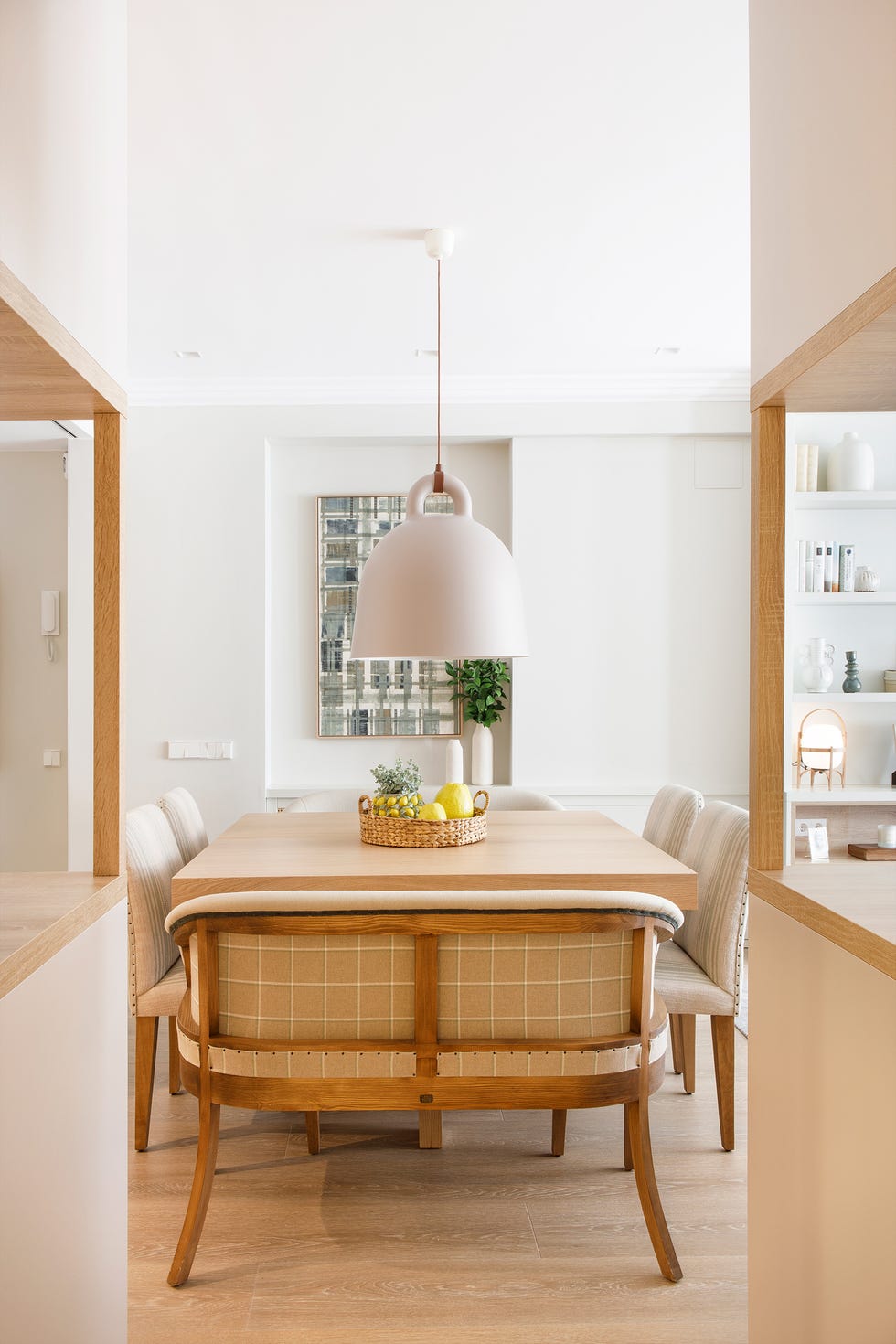comedor con mesa de madera y sillas tapizadas