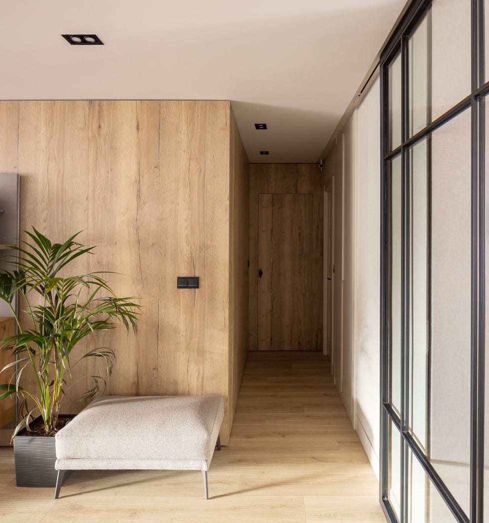 pasillo distribuidor con paredes de madera