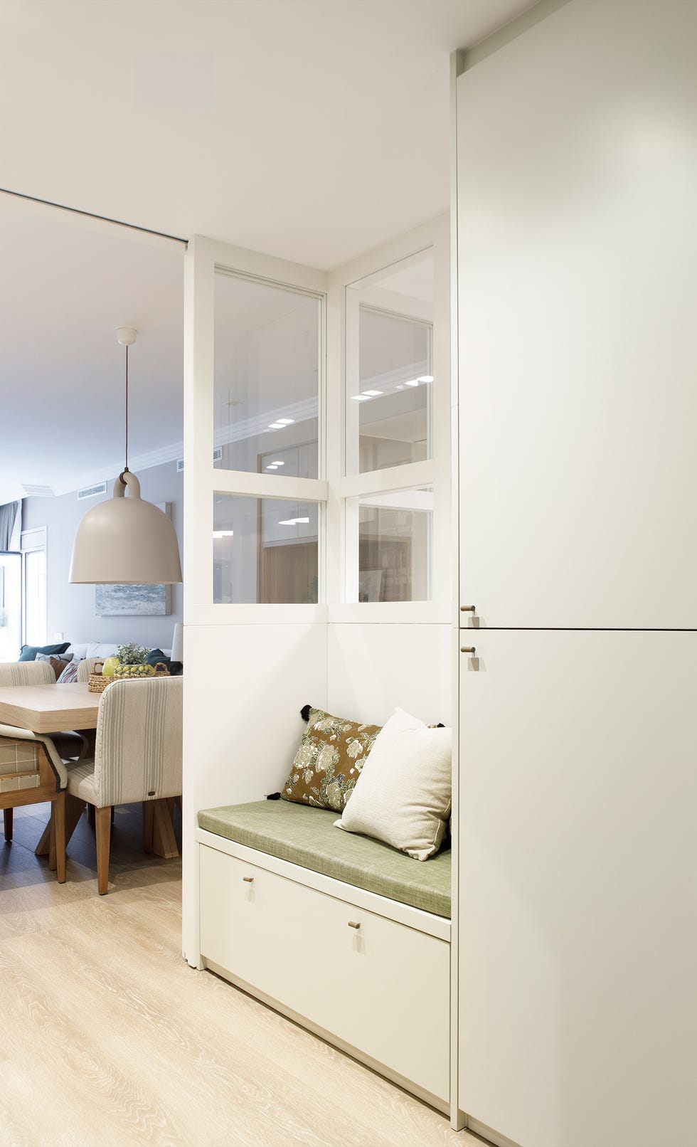 recibidor con mueble a medida blanco con almacenaje
