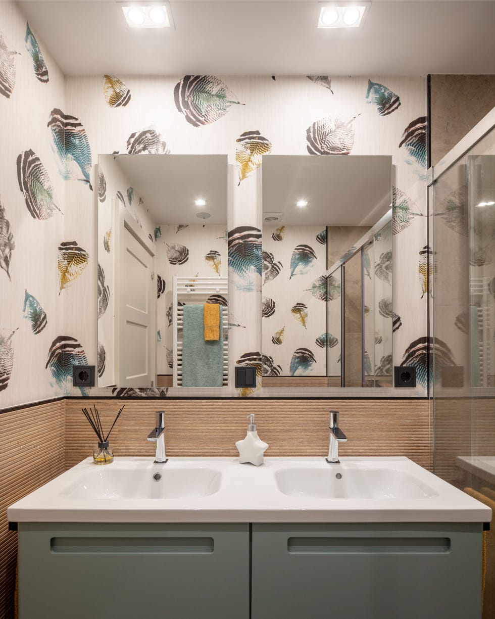 baño infantil con papel pintado con dibujos de plumas