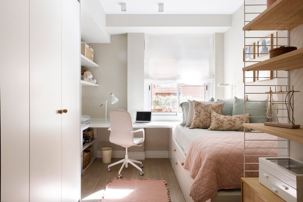 dormitorio infantil con cama nido y escritorio y ropa de cama en tonos rosas