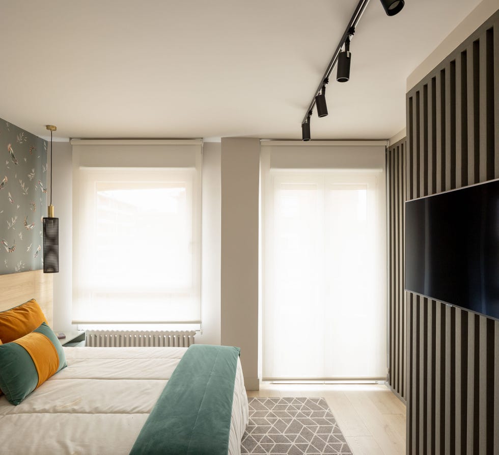 dormitorio con divisor de ambientes listonado