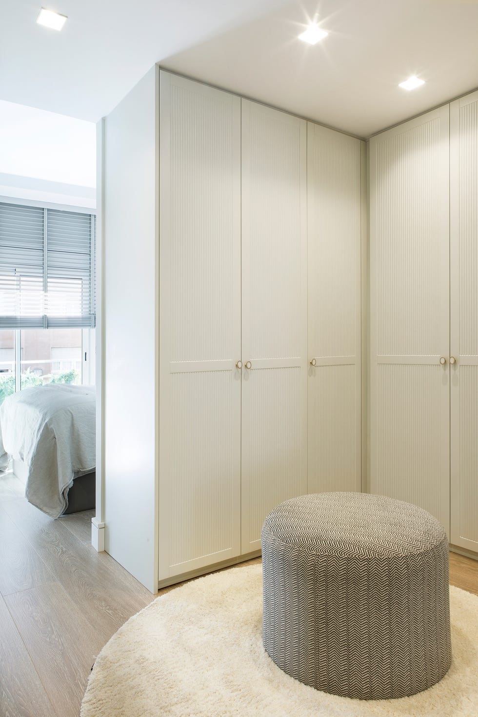 vestidor con armarios empotrados en l en color blanco