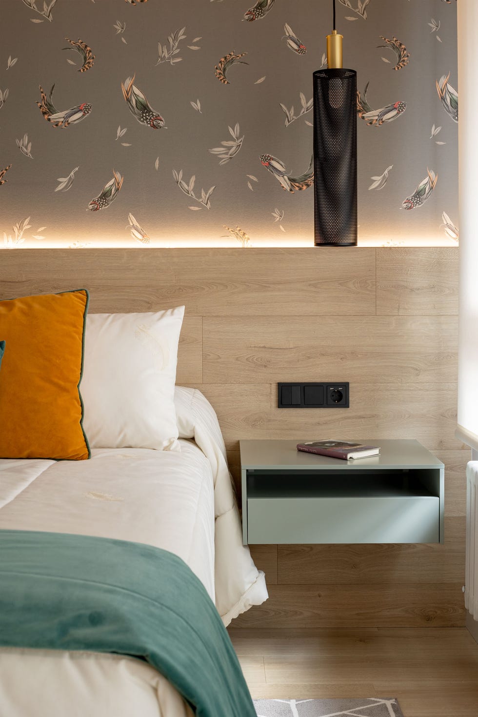 dormitorio con cabecero de madera y papel pintado gris