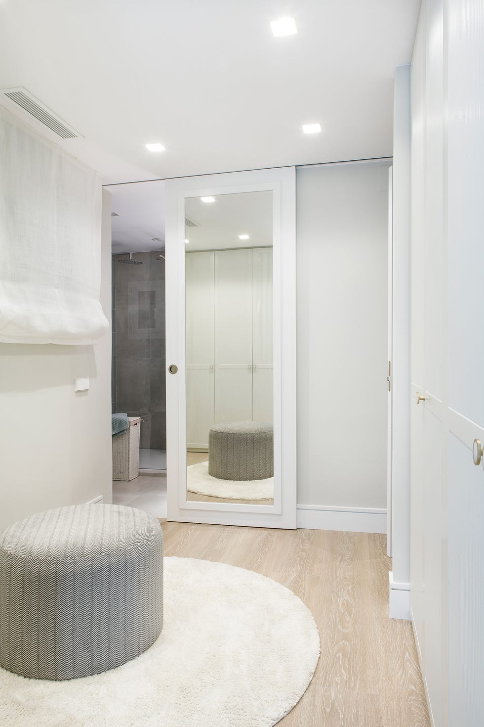 vestidor con armarios empotrados en l en color blanco