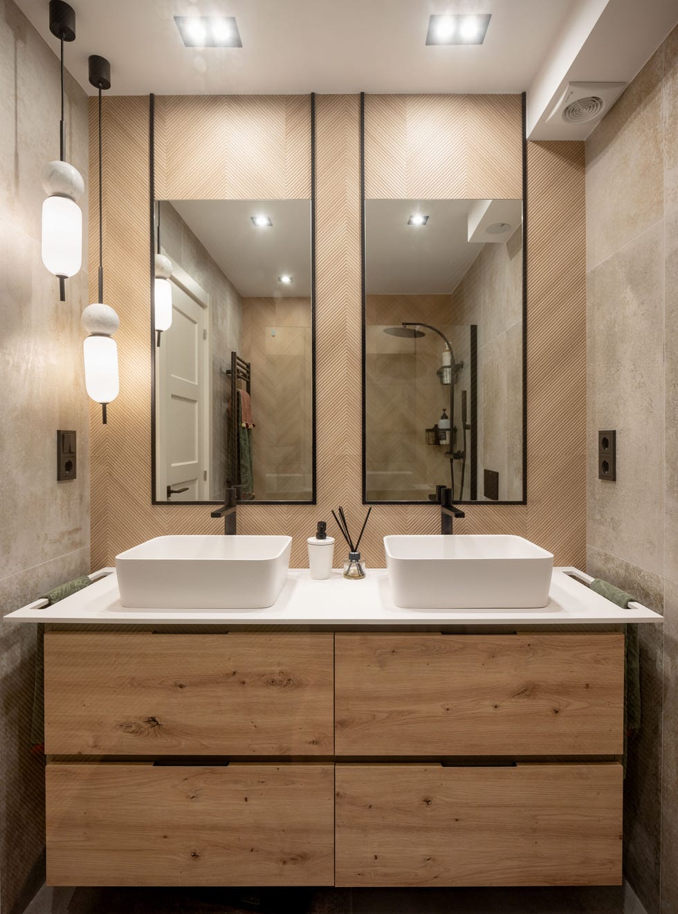 baño con mueble dobla de madera y revestimiento de pared con diseño geométrico efecto madera