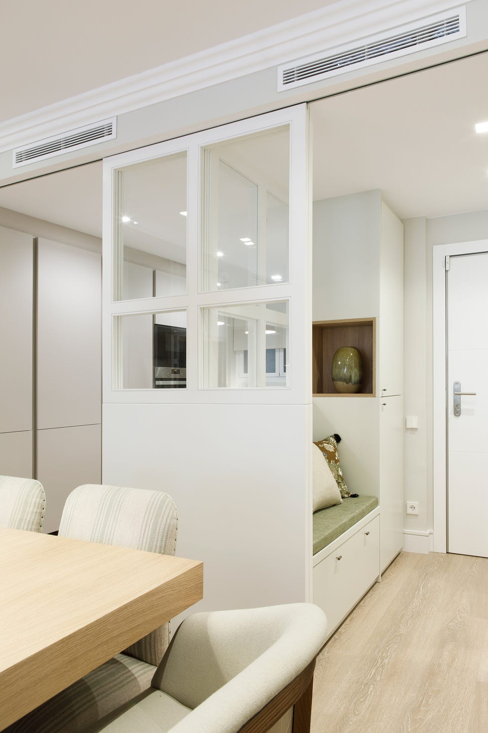 recibidor con mueble a medida blanco con almacenaje