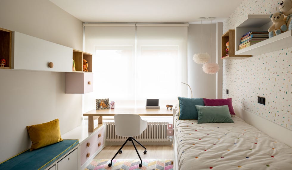 habitación infantil con cama nido y escritorio