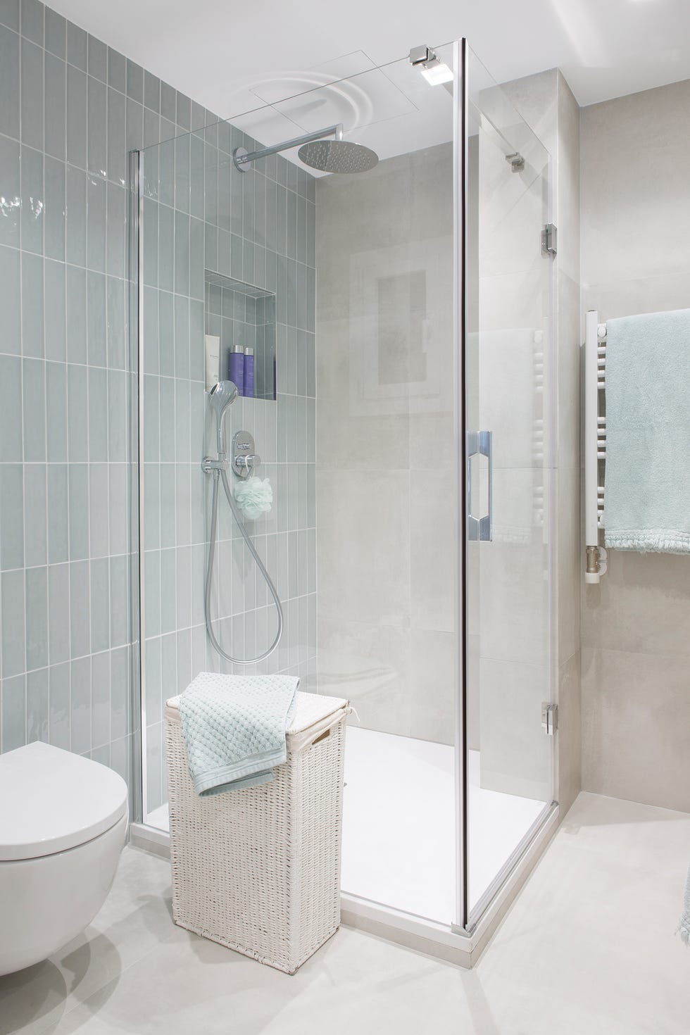 baño con ducha y azulejos en color verde