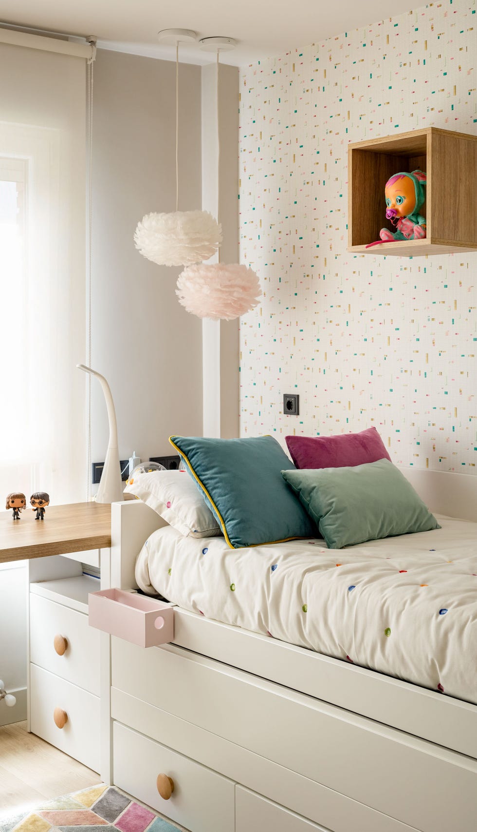 habitación infantil con cama nido y escritorio