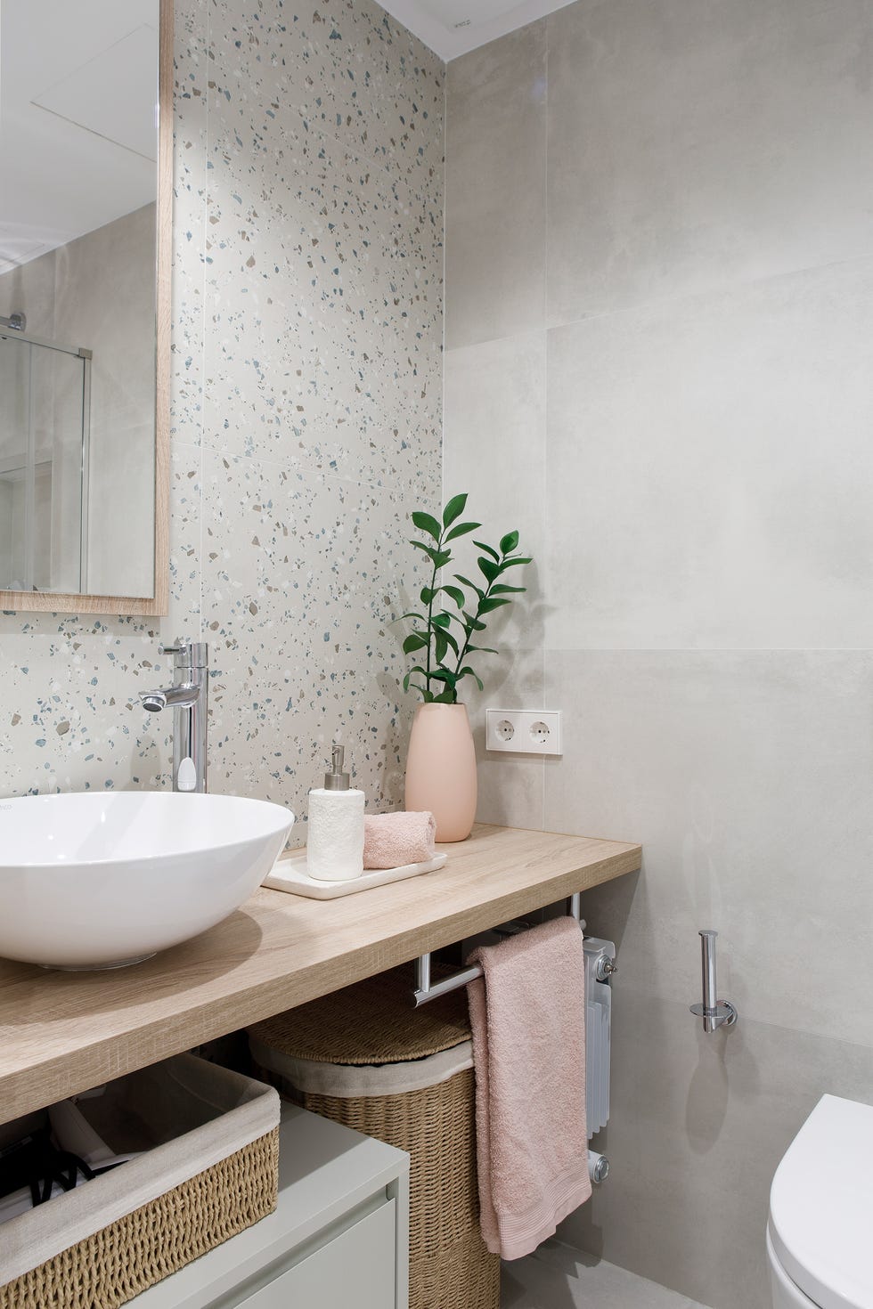 baño moderno con revestimiento efecto terrazo
