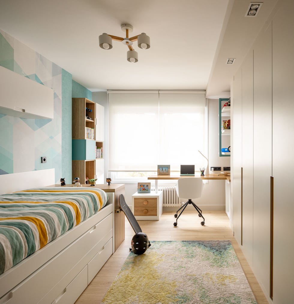 habitación infantil con cama nido y escritorio