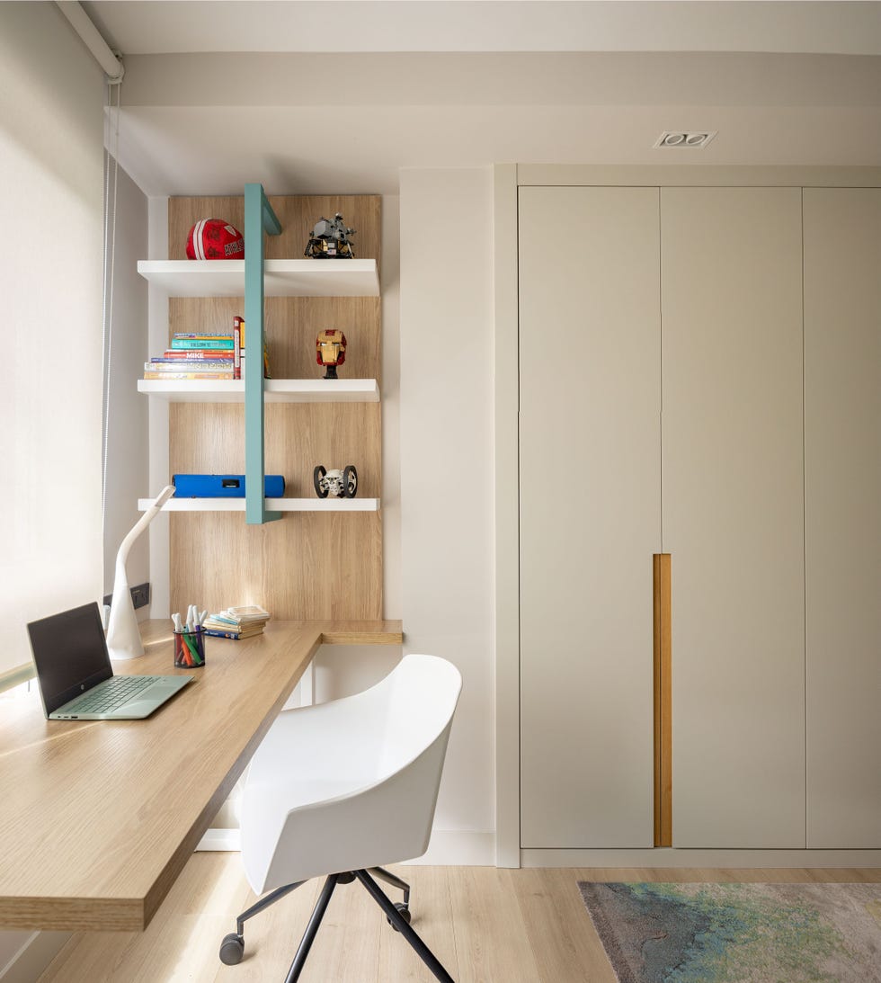 escritorio juvenil de madera con silla blanca giratoria