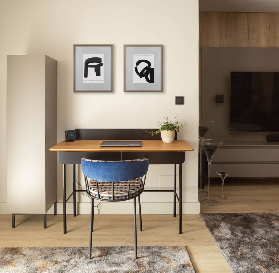 escritorio de madera y metal negro en el salón