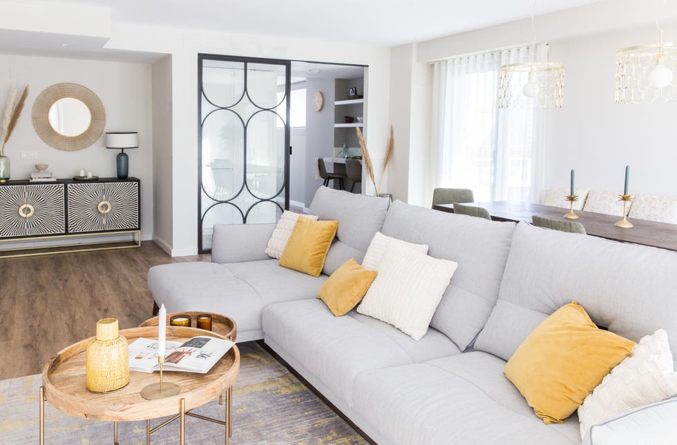 sofá con chaiselongue gris