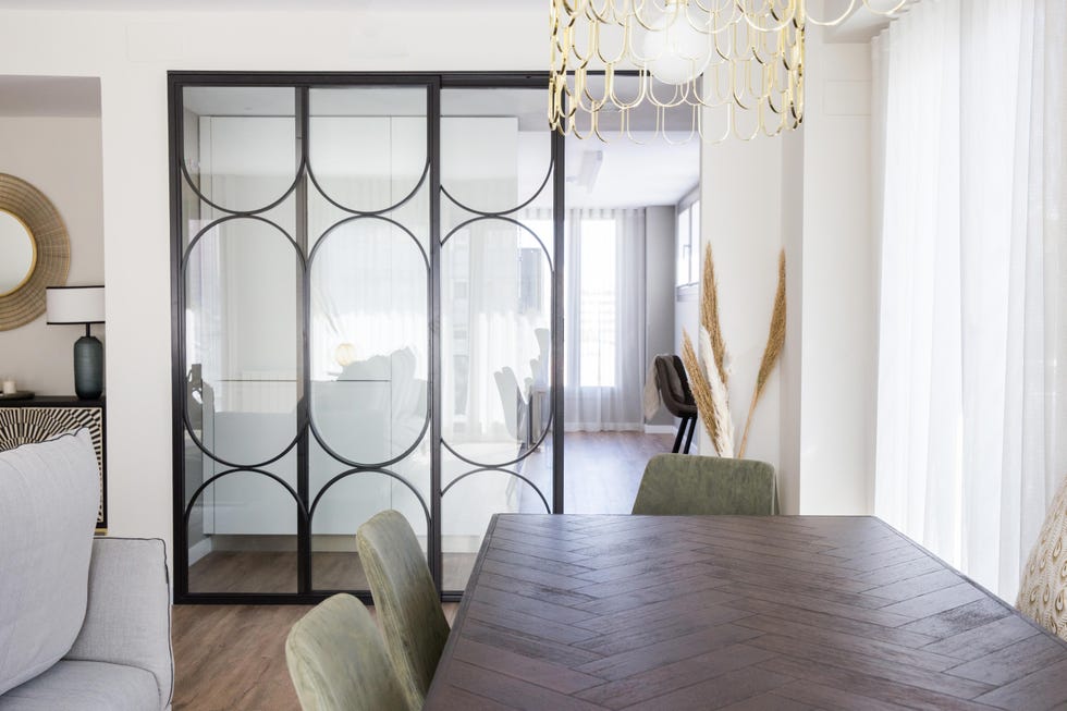 cocina con cerramiento de cristal y metal