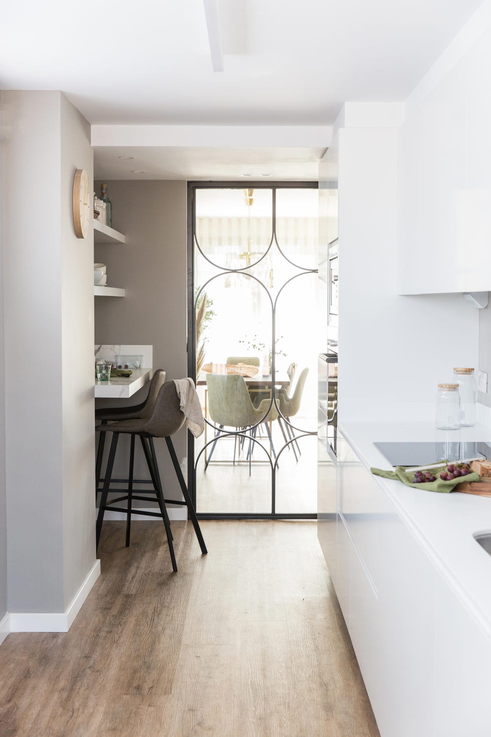 cocina blanca con armarios sin tiradores y office
