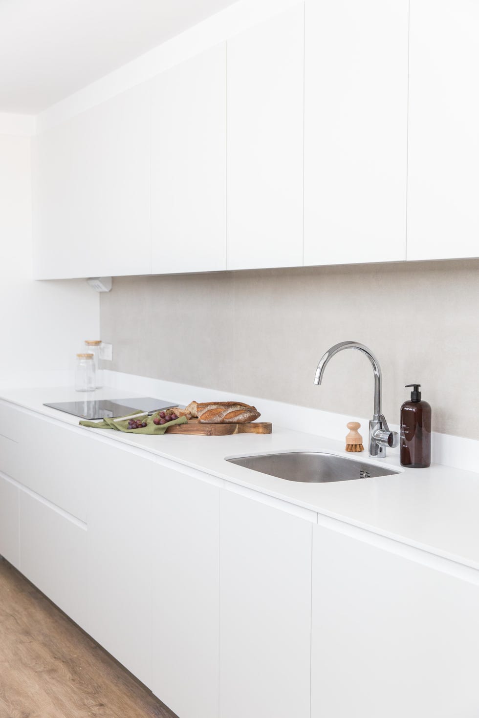 cocina blanca con armarios sin tiradores