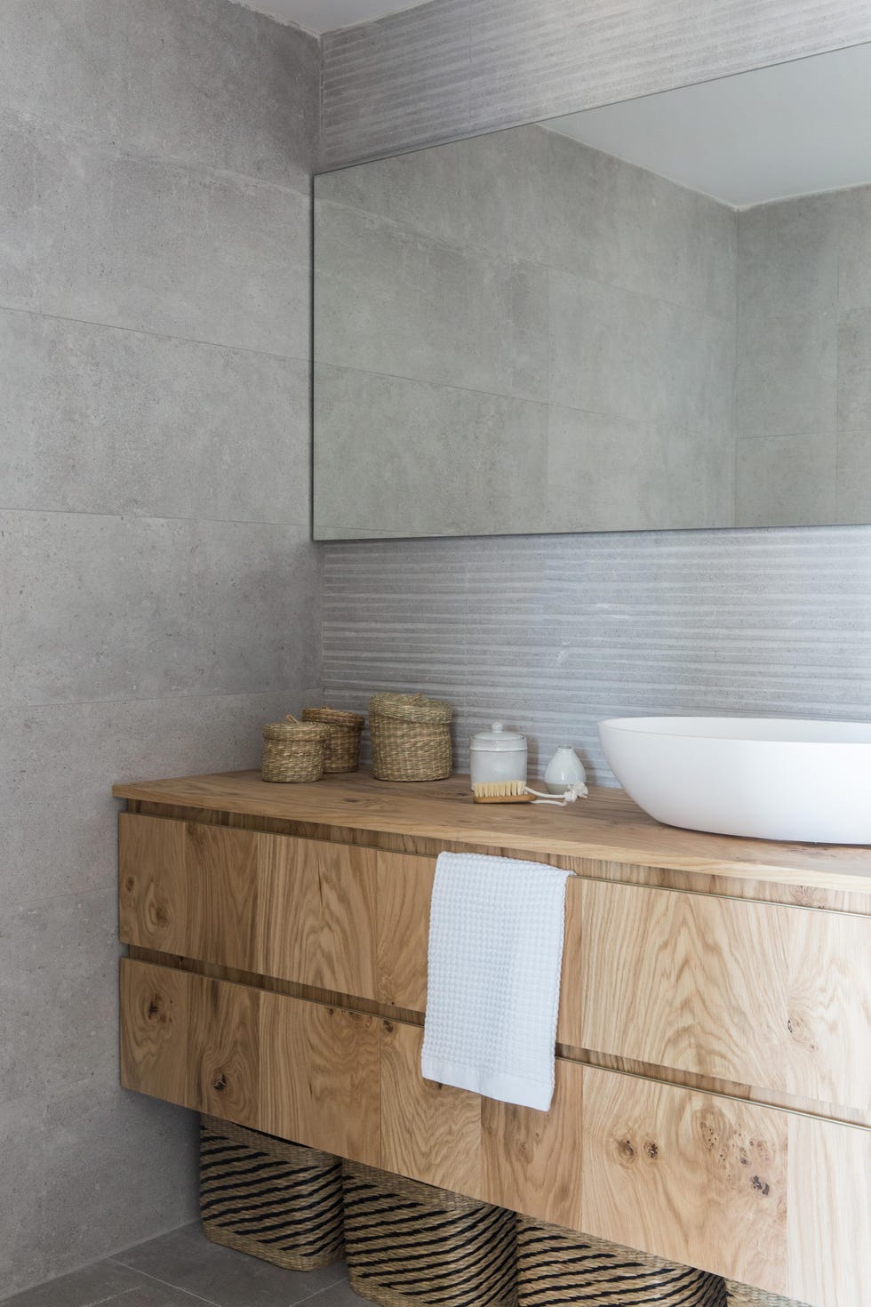 mueble de lavabo de madera suspendido