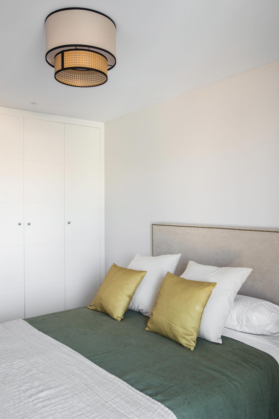 dormitorio con armario blanco empotrado