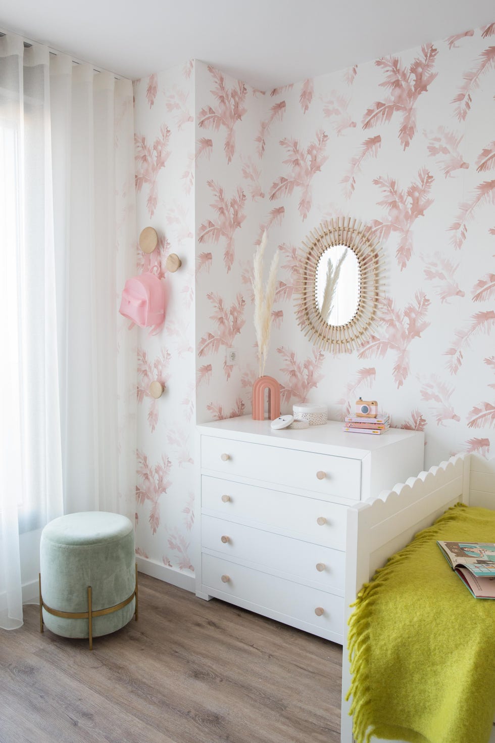 dormitorio infantil con muebles blancos y papel pintado con motivos rosas