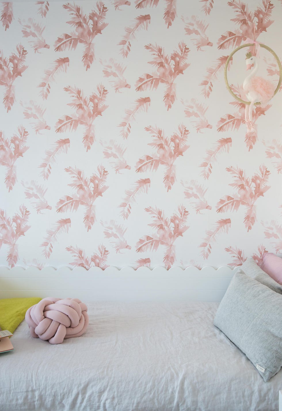 dormitorio infantil con muebles blancos y papel pintado con motivos rosas