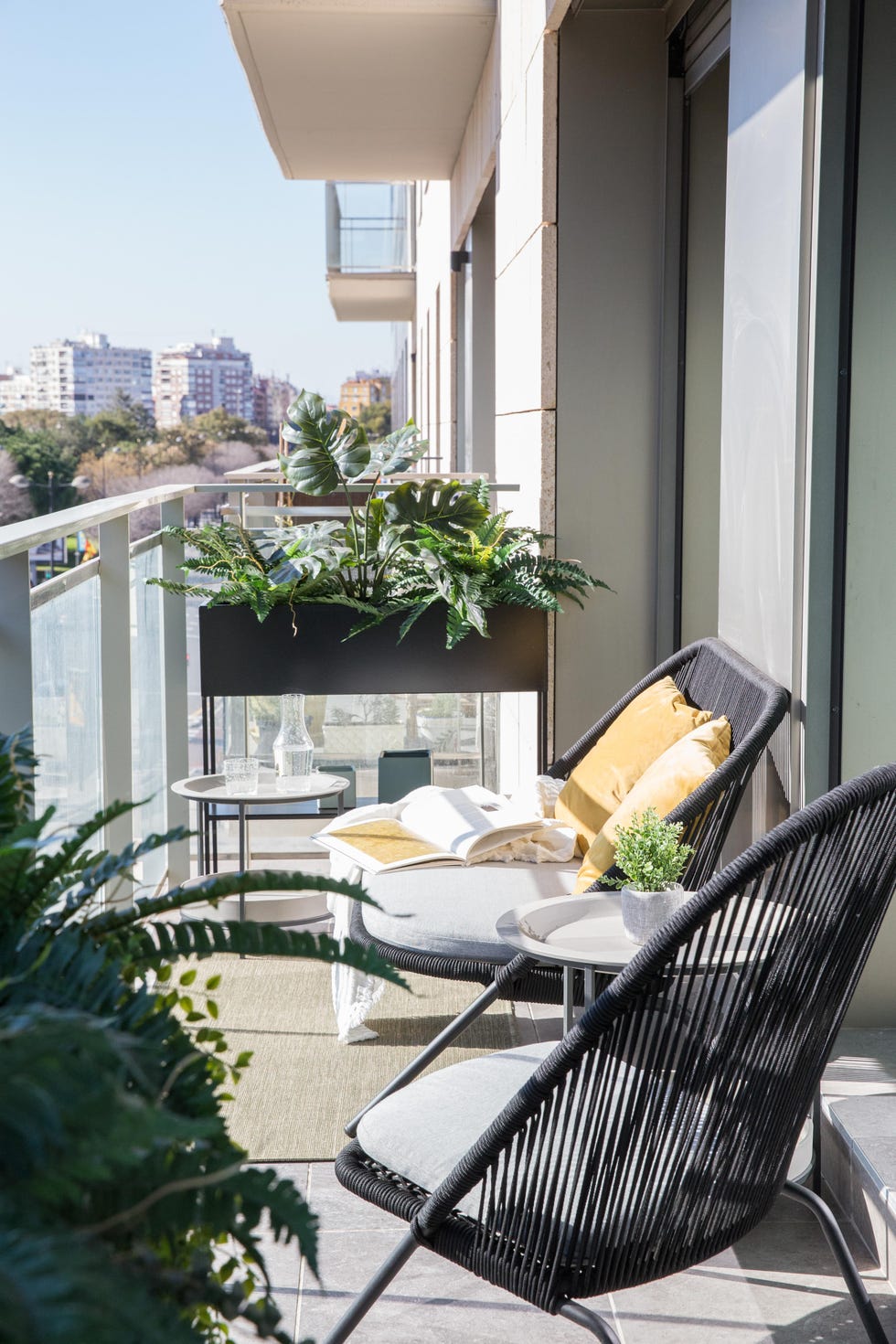 terraza con asientos de cuerda