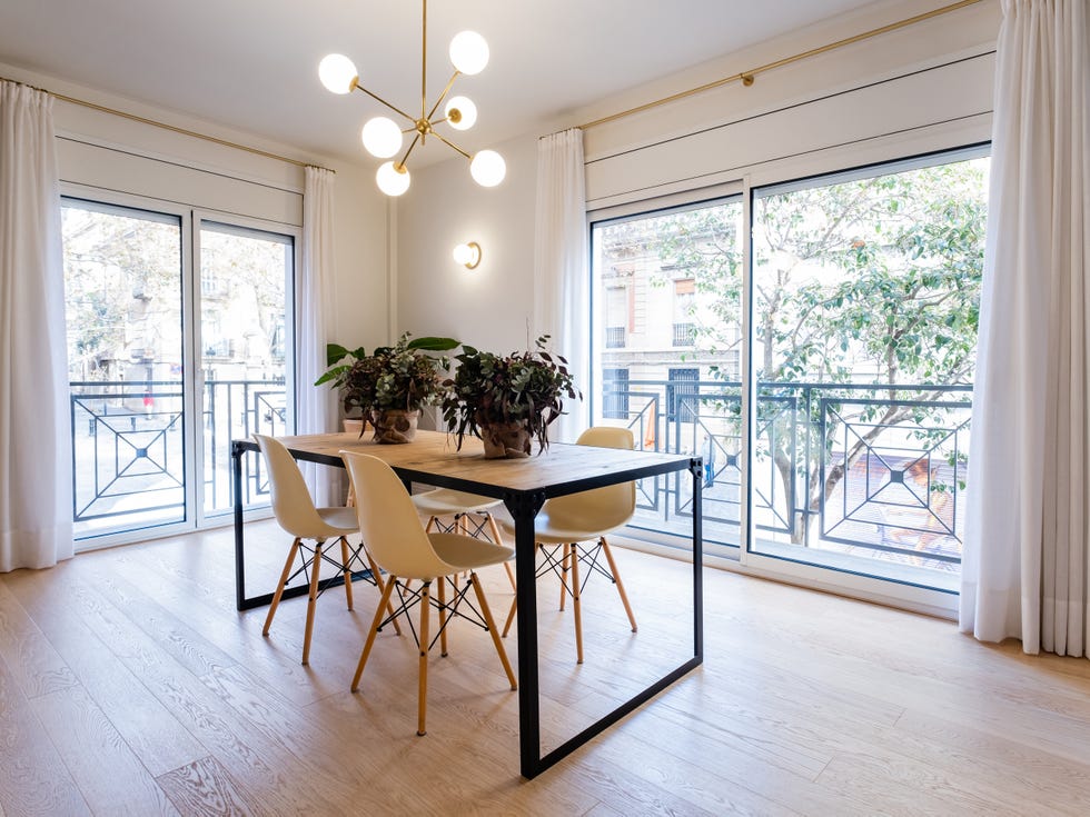 mesa de comedor de madera y acero y sillas nórdicas