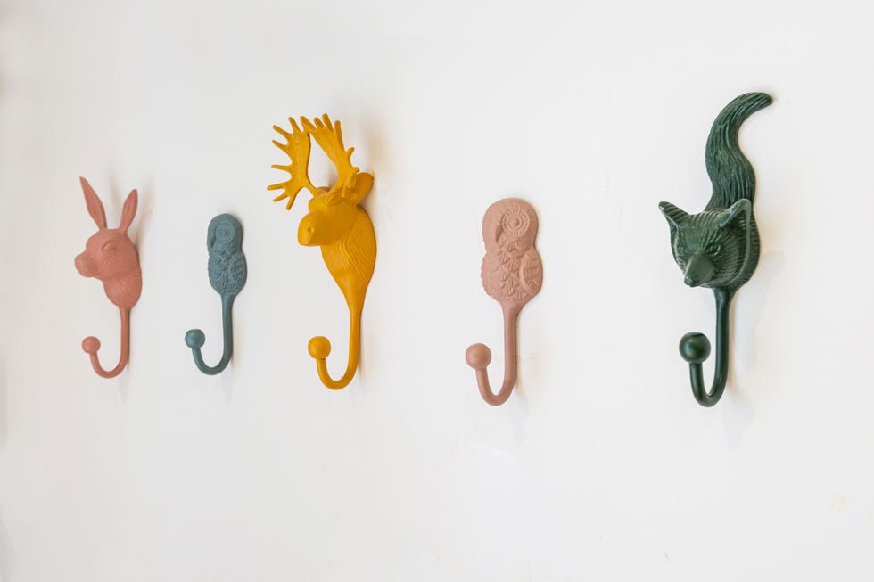 perchero con figuras de animales