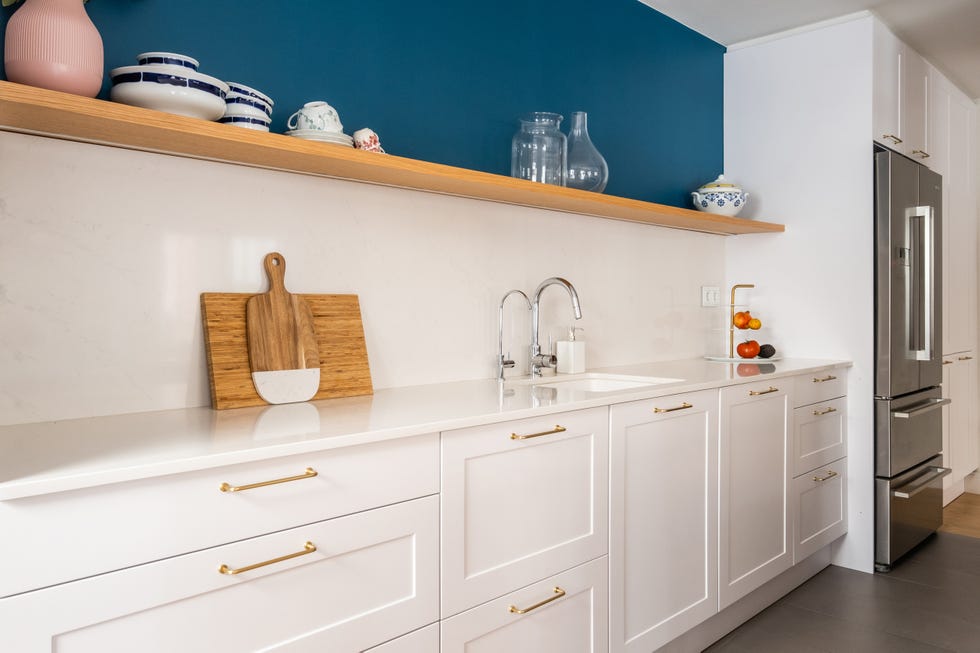 cocina blanca con pared azul