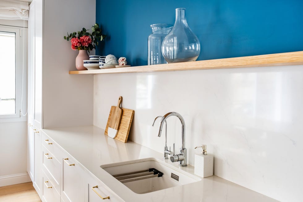 cocina blanca con pared azul