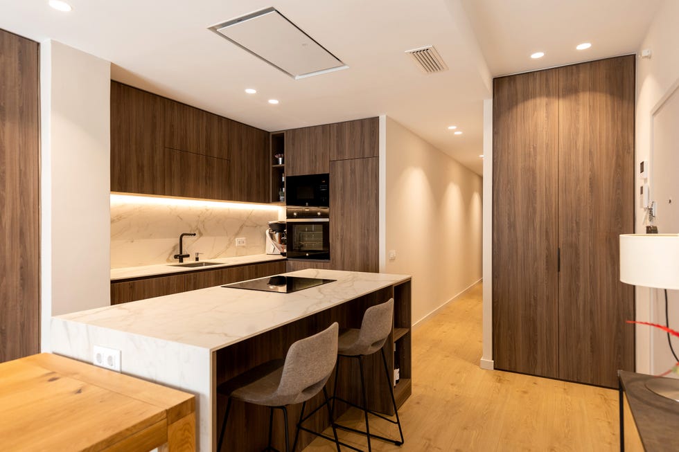 cocina con isla y office diseñada con madera